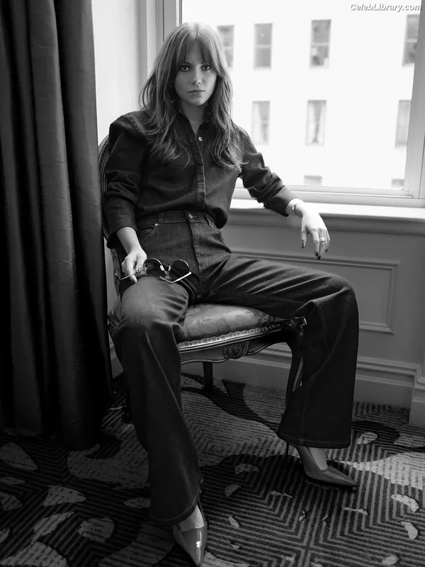 Emilia Jones photo 1 of 405