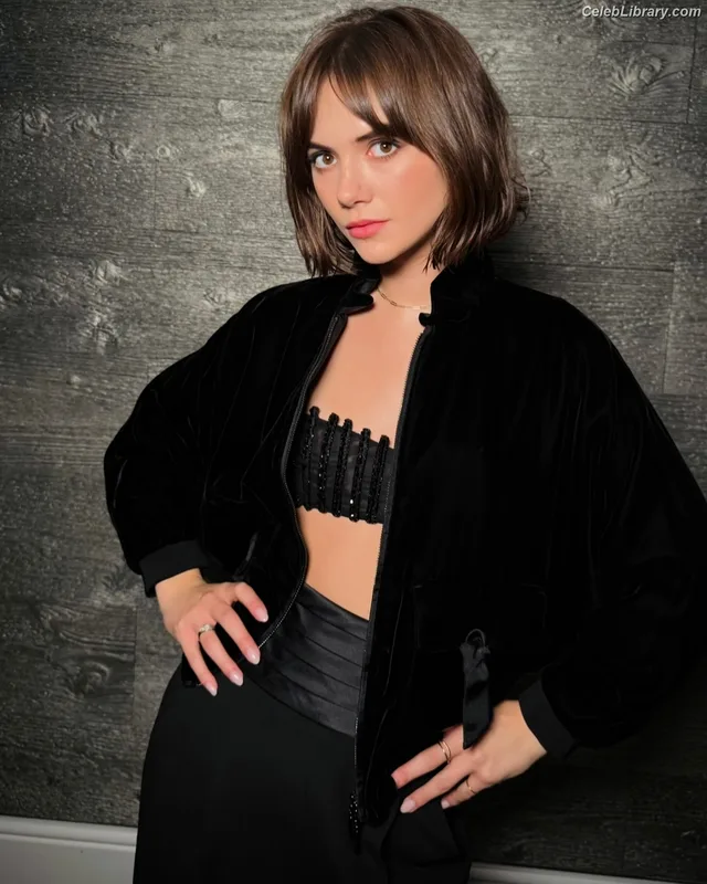 Emilia Jones photo 14 of 405