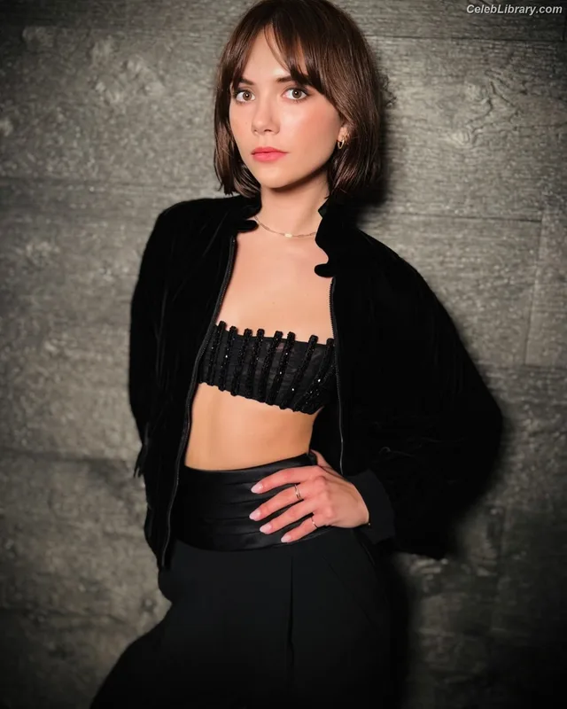 Emilia Jones photo 16 of 405