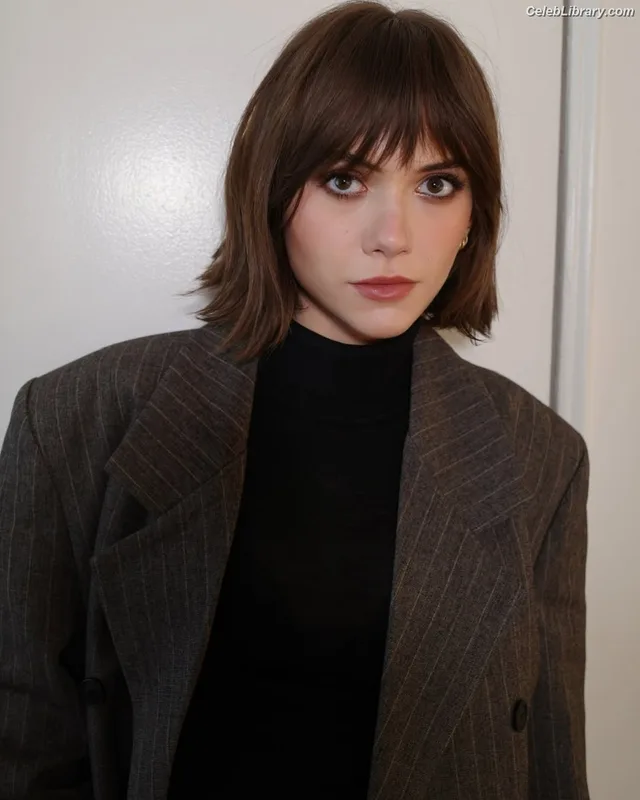 Emilia Jones photo 24 of 405