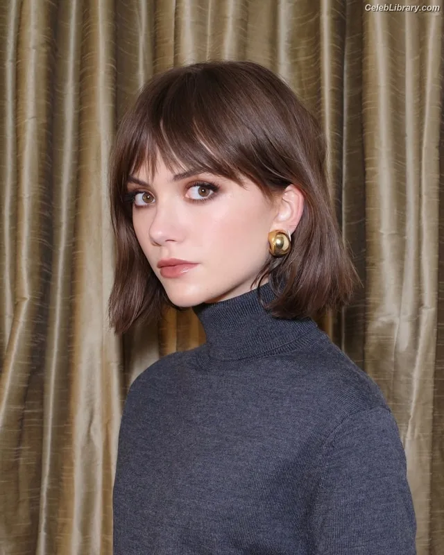 Emilia Jones photo 1 of 405