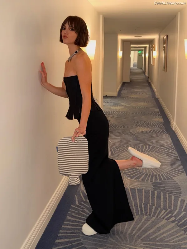 Emilia Jones photo 10 of 405