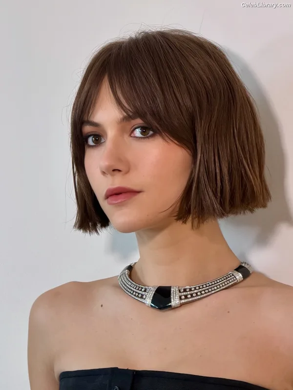 Emilia Jones photo 16 of 405