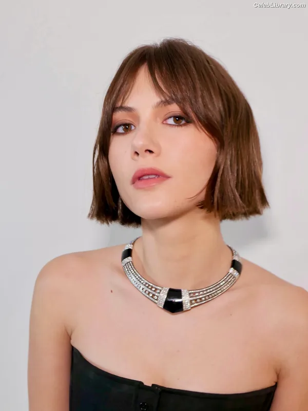Emilia Jones photo 17 of 405