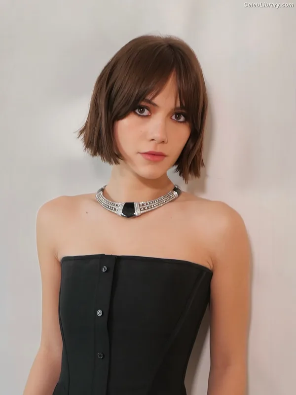 Emilia Jones photo 18 of 405