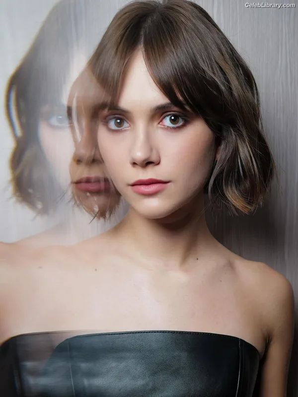 Emilia Jones photo 24 of 405