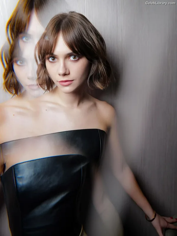 Emilia Jones photo 3 of 405