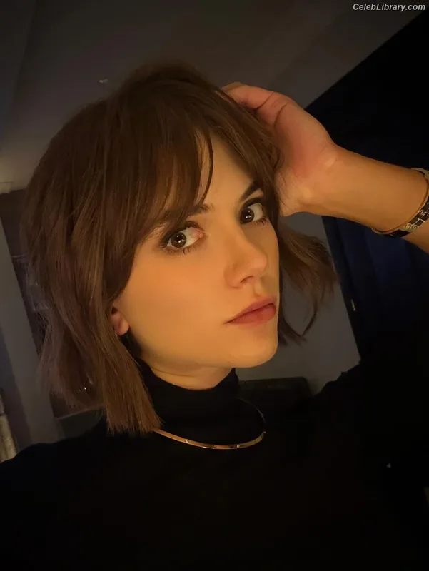 Emilia Jones photo 13 of 405
