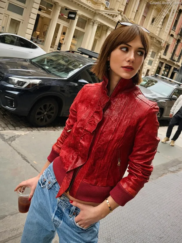 Emilia Jones photo 1 of 405