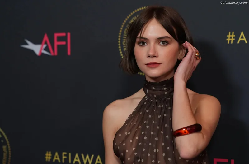 Emilia Jones photo 2 of 405