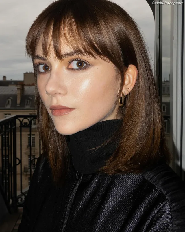 Emilia Jones photo 20 of 405
