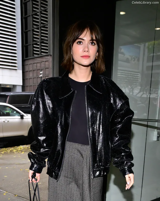 Emilia Jones photo 2 of 405