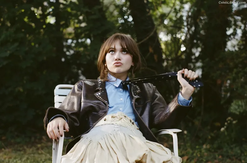 Emilia Jones photo 3 of 405