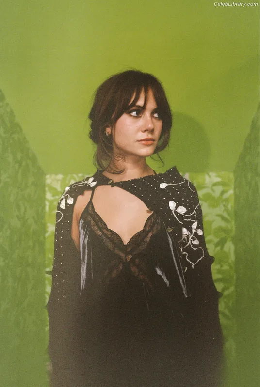 Emilia Jones photo 6 of 405