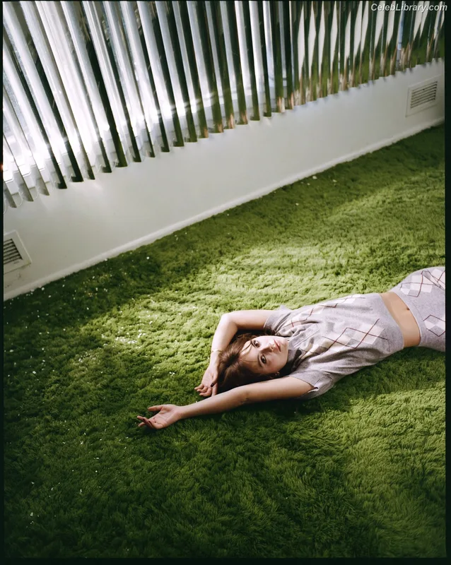 Emilia Jones photo 8 of 405