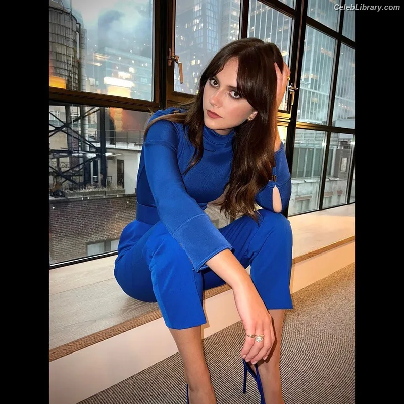 Emilia Jones photo 7 of 405