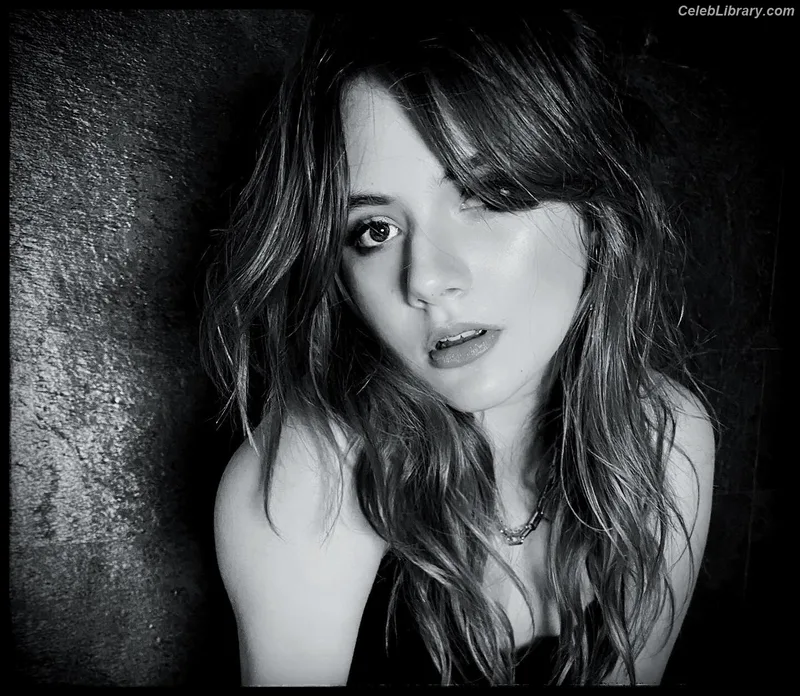 Emilia Jones photo 8 of 405