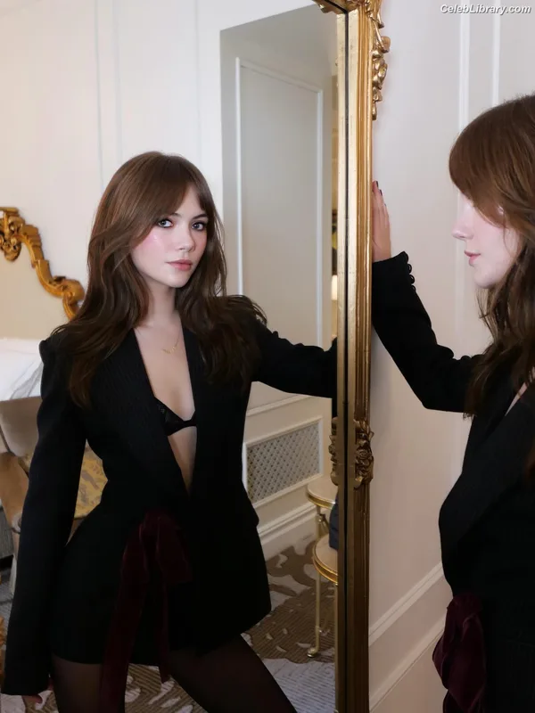 Emilia Jones photo 4 of 405