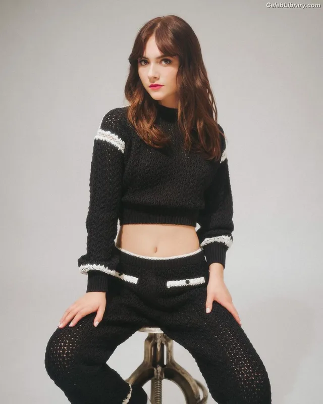 Emilia Jones photo 3 of 405