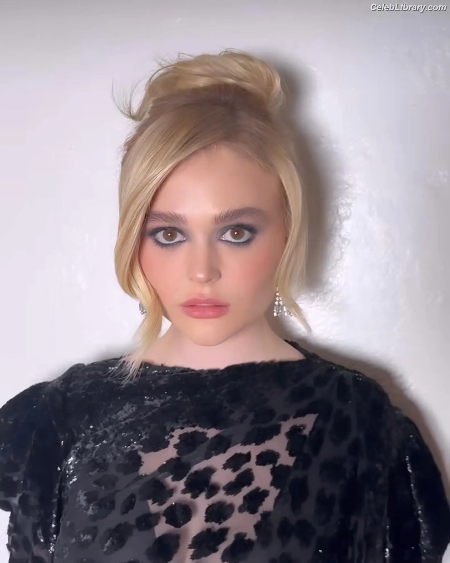 Emily Alyn Lind photo 1 of 324