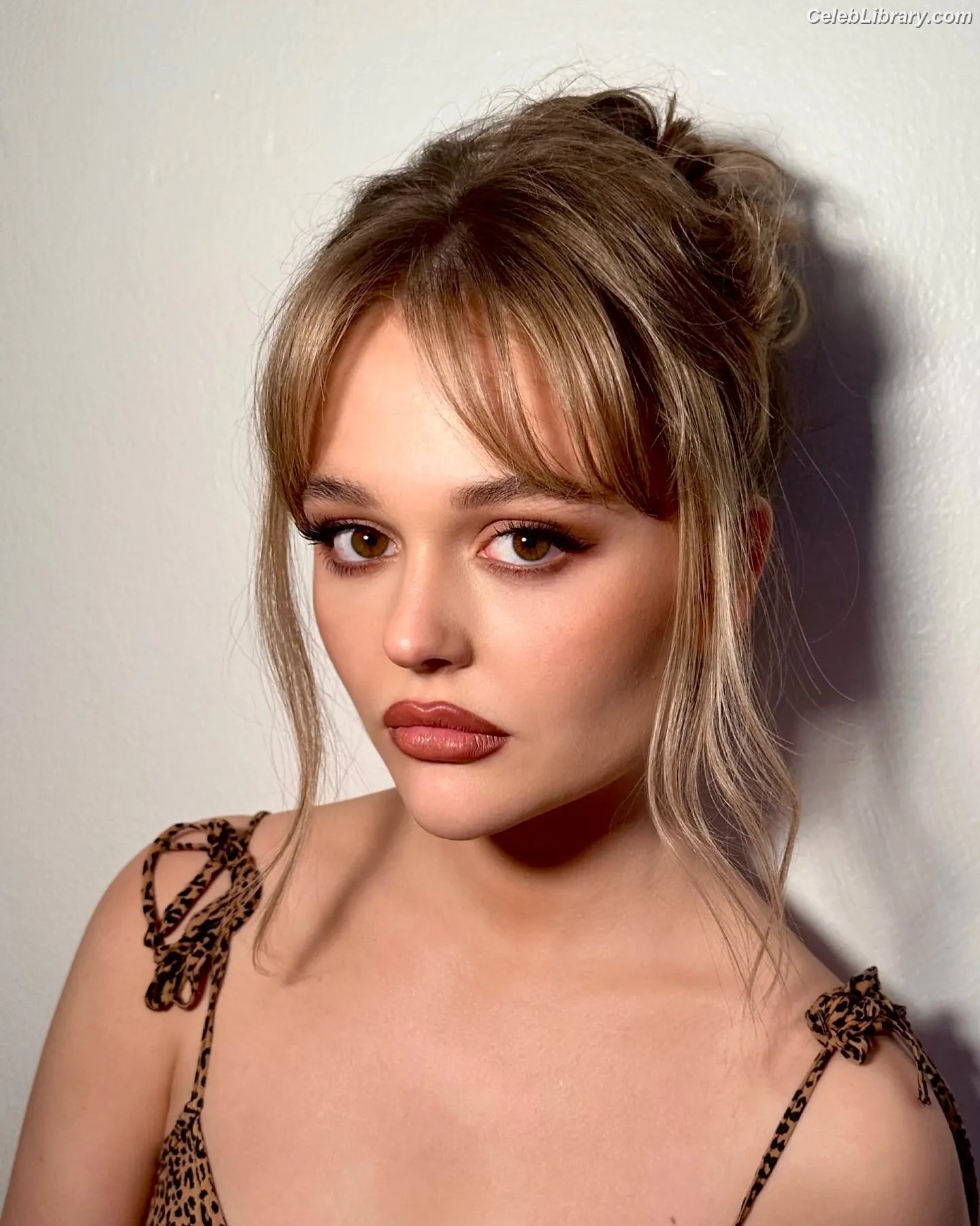 Emily Alyn Lind photo 7 of 324