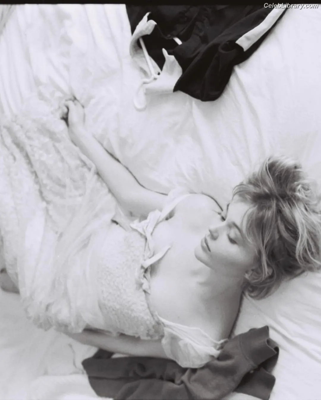 Emily Alyn Lind photo 3 of 324