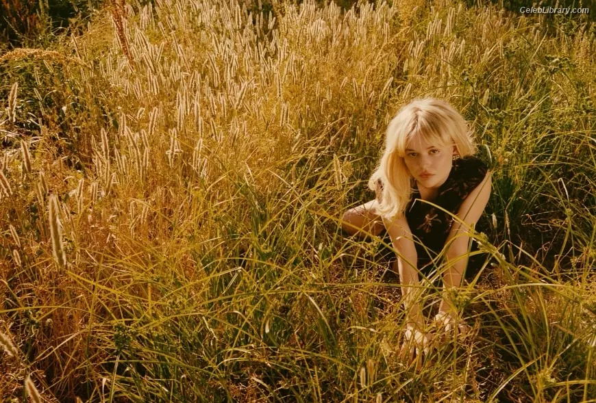 Emily Alyn Lind photo 22 of 324