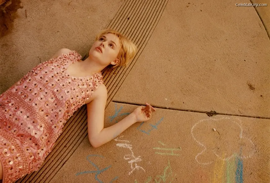 Emily Alyn Lind photo 3 of 324