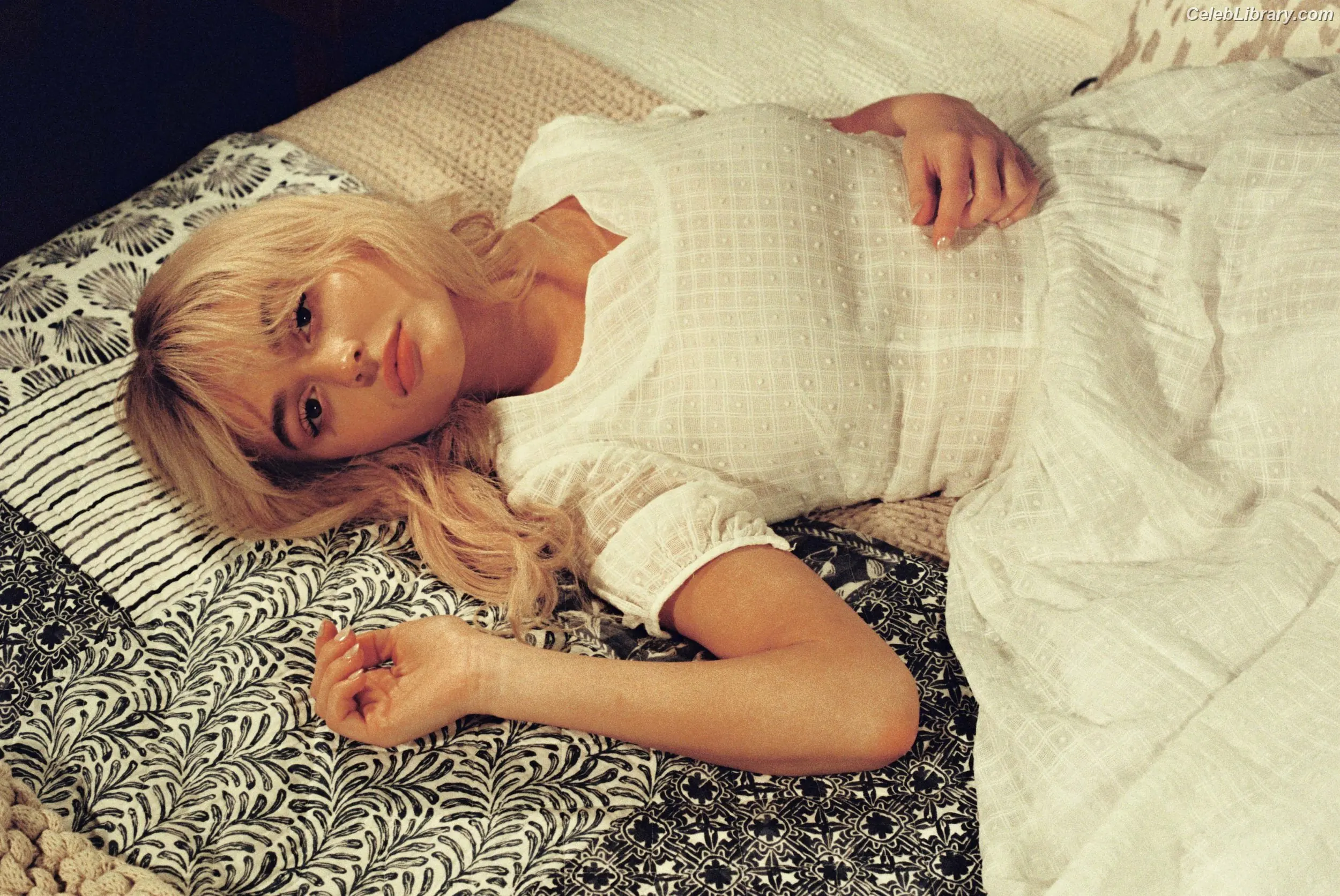 Emily Alyn Lind photo 12 of 324