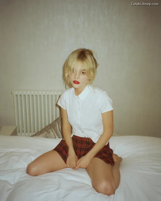 Emily Alyn Lind photo 11 of 324