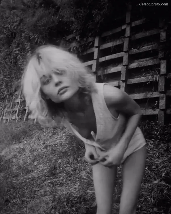 Emily Alyn Lind photo 14 of 324