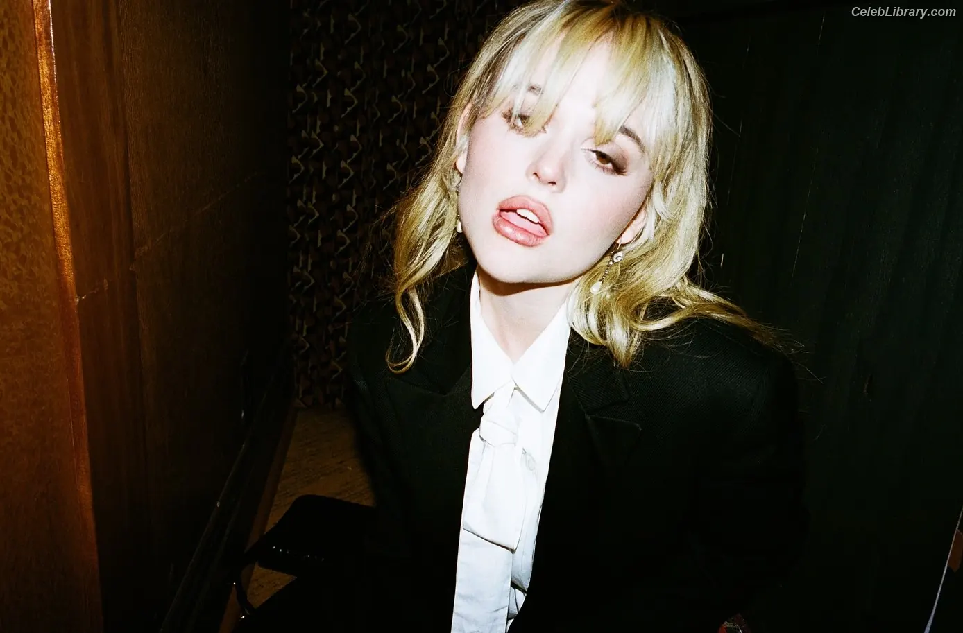 Emily Alyn Lind photo 3 of 324