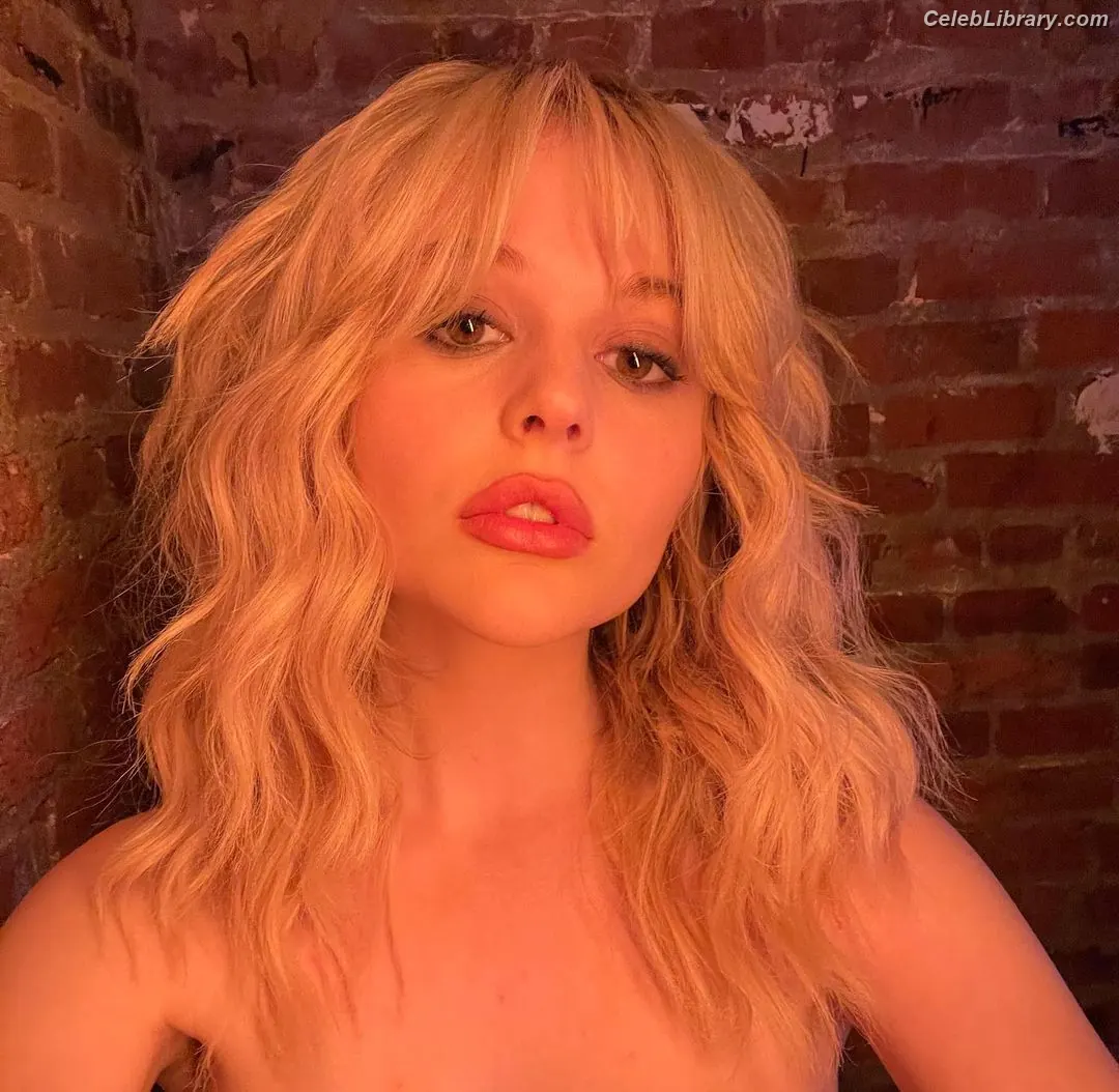 Emily Alyn Lind photo 13 of 324