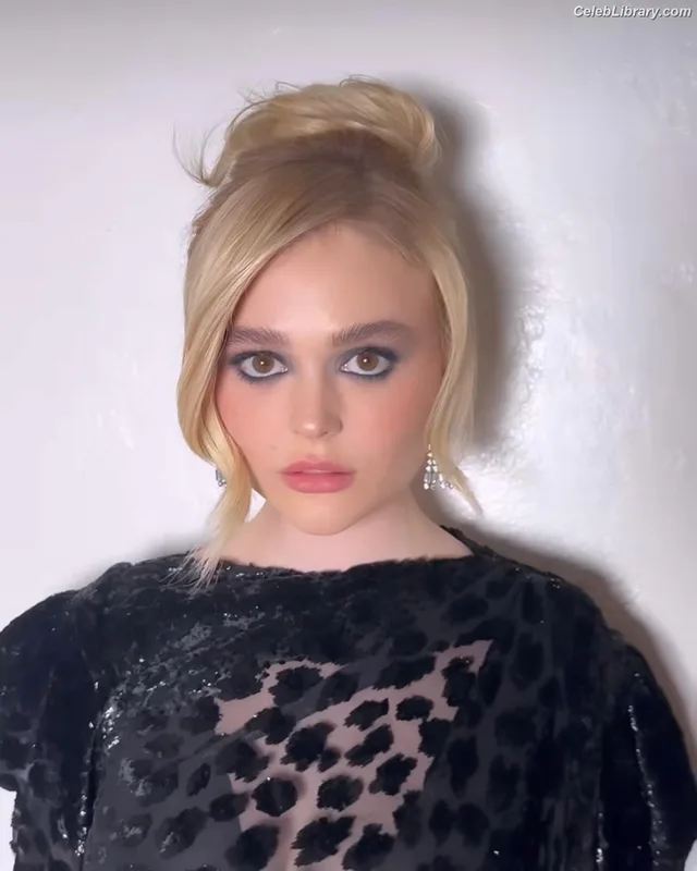 Emily Alyn Lind photo 1 of 325