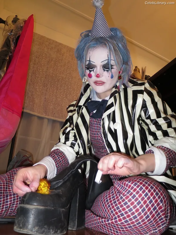 Emily Alyn Lind photo 3 of 325