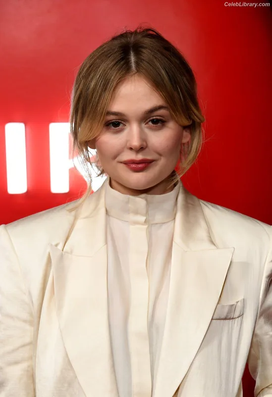 Emily Alyn Lind photo 21 of 325