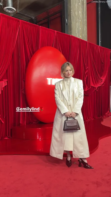 Emily Alyn Lind photo 23 of 325