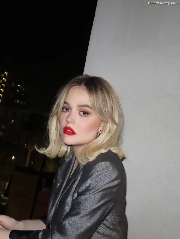 Emily Alyn Lind photo 14 of 325