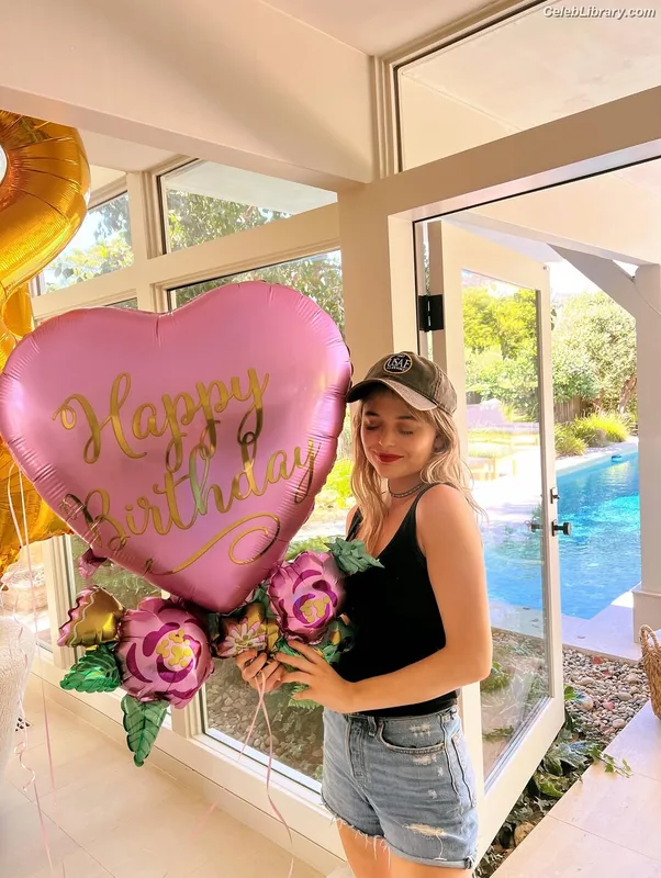 Emily Alyn Lind photo 22 of 325
