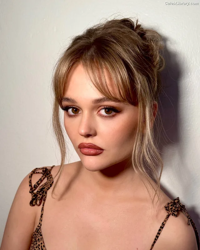 Emily Alyn Lind photo 7 of 325