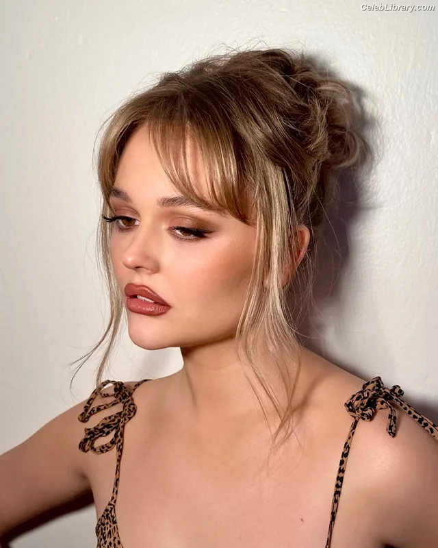 Emily Alyn Lind photo 8 of 325