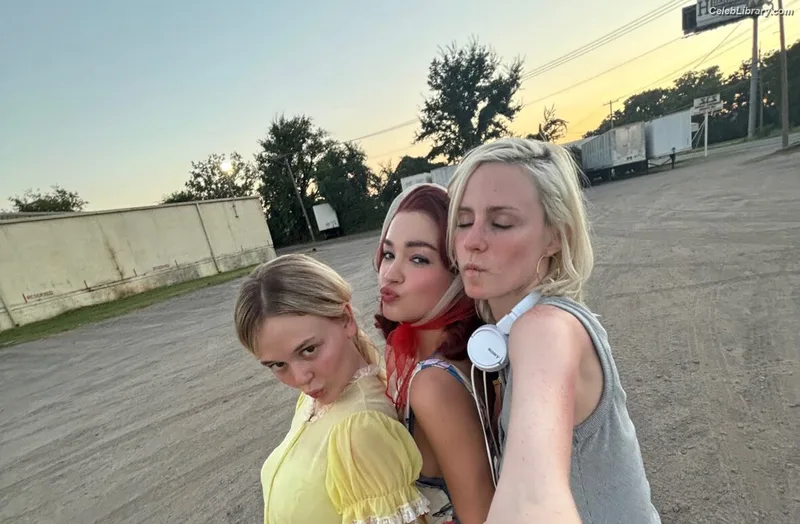 Emily Alyn Lind photo 17 of 325