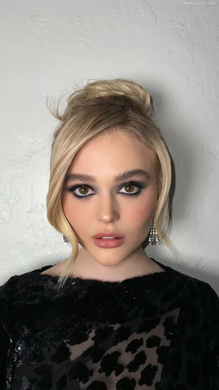 Emily Alyn Lind photo 24 of 325