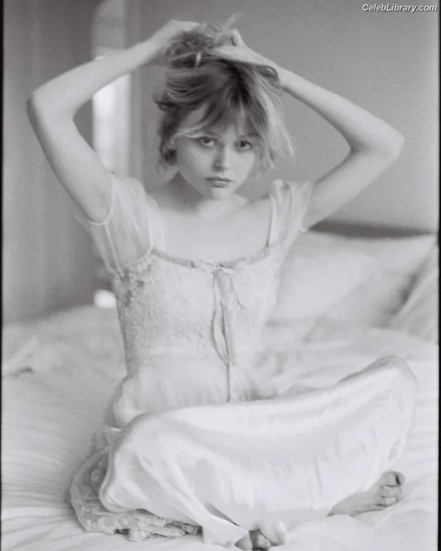 Emily Alyn Lind photo 4 of 325