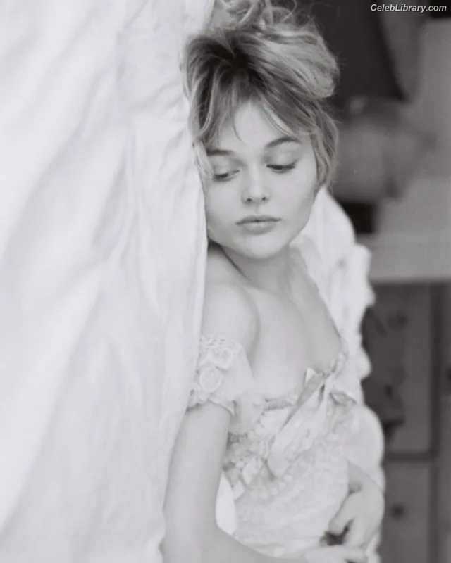 Emily Alyn Lind photo 5 of 325