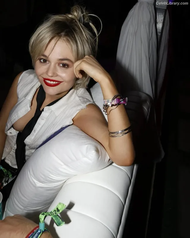 Emily Alyn Lind photo 10 of 325