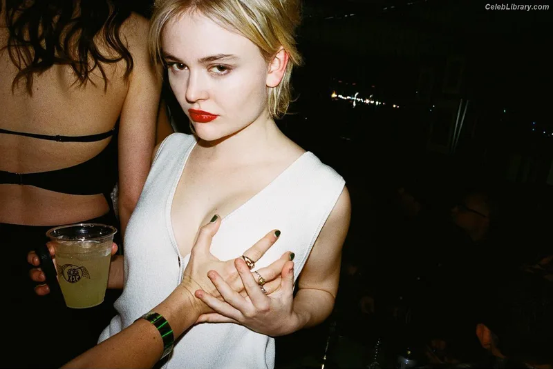 Emily Alyn Lind photo 14 of 325