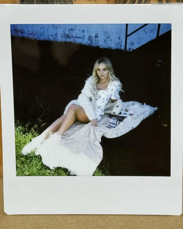 Emily Alyn Lind photo 15 of 325