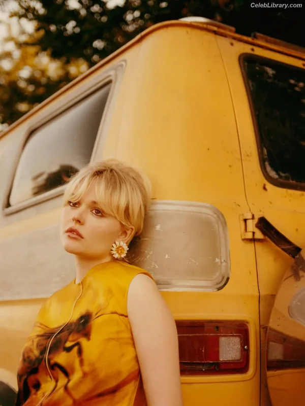 Emily Alyn Lind photo 17 of 325