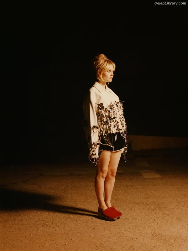 Emily Alyn Lind photo 18 of 325
